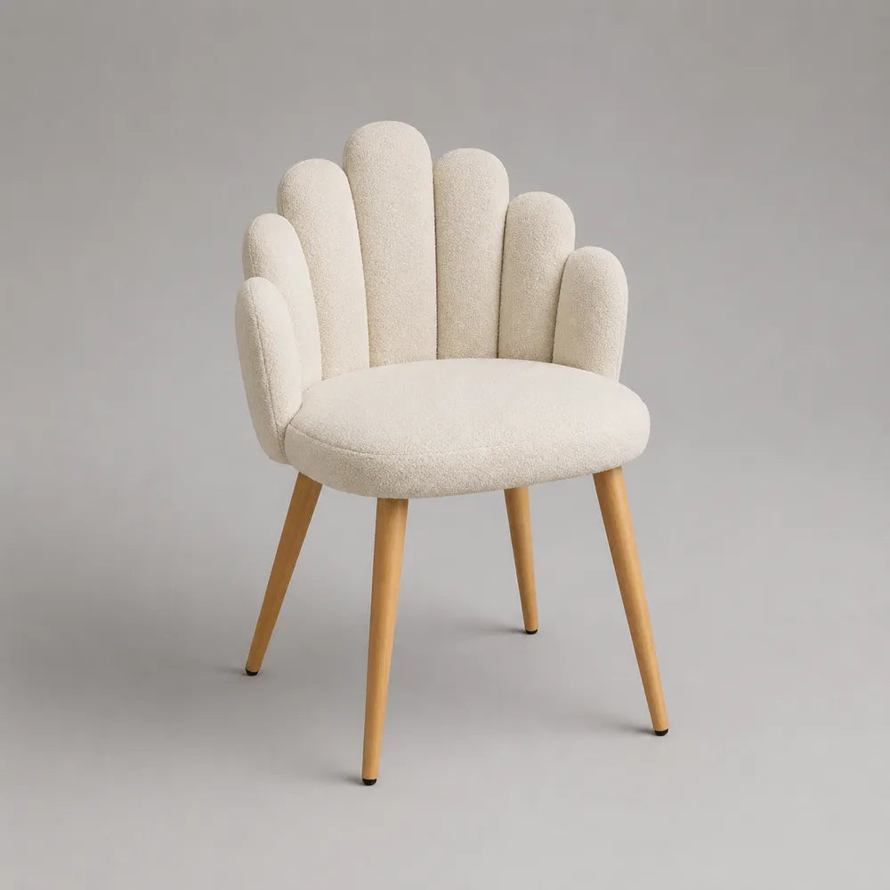 Sedia da pranzo imbottita in tessuto bouclé beige con gambe in legno naturale 58 x 60 x 82 cm