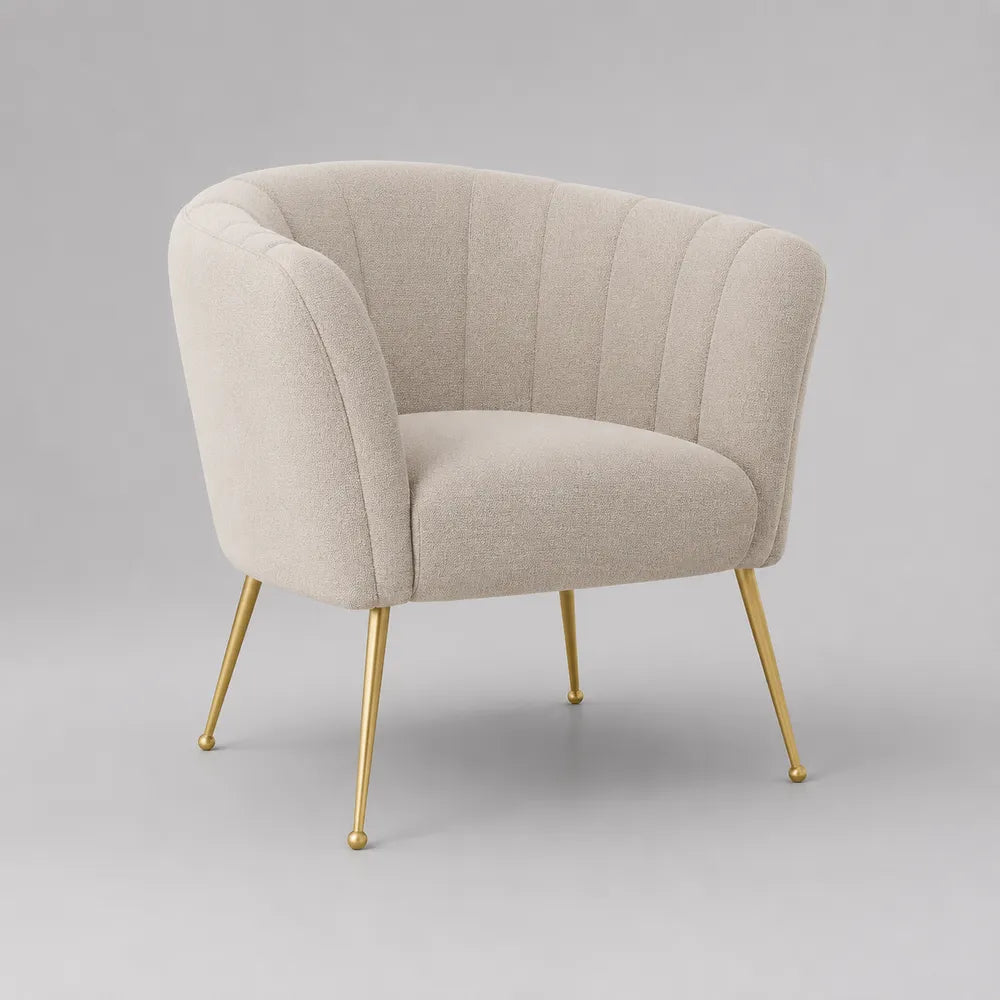 Poltrona imbottita in tessuto bouclé beige con gambe in acciaio dorato schienale curvo 75x75x80 cm