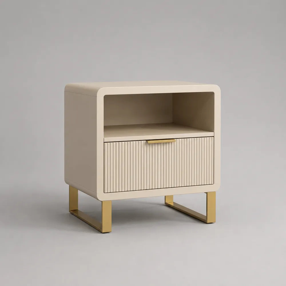 Comodino da camera con cassetto e vano aperto in pannelli MDF beige con gambe in acciaio dorato 55 x 40 x 50 cm