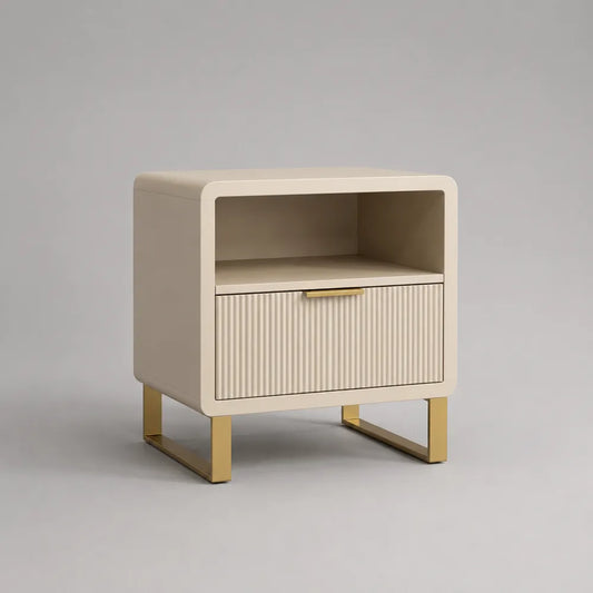 Comodino da camera con cassetto e vano aperto in pannelli MDF beige con gambe in acciaio dorato 55 x 40 x 50 cm